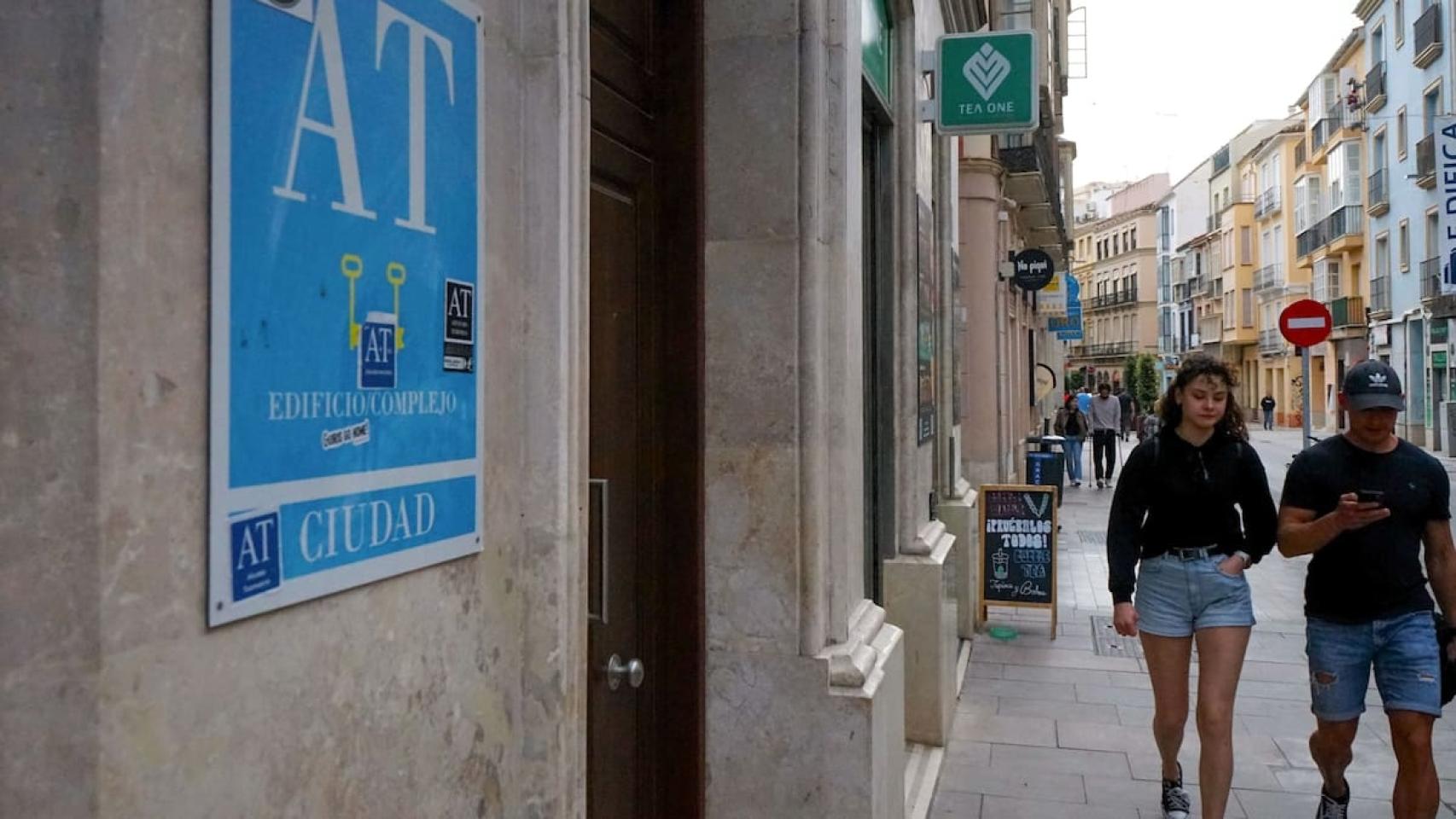 Vista de uno de los carteles de apartamentos turísticos. (EFE/María Alonso)
