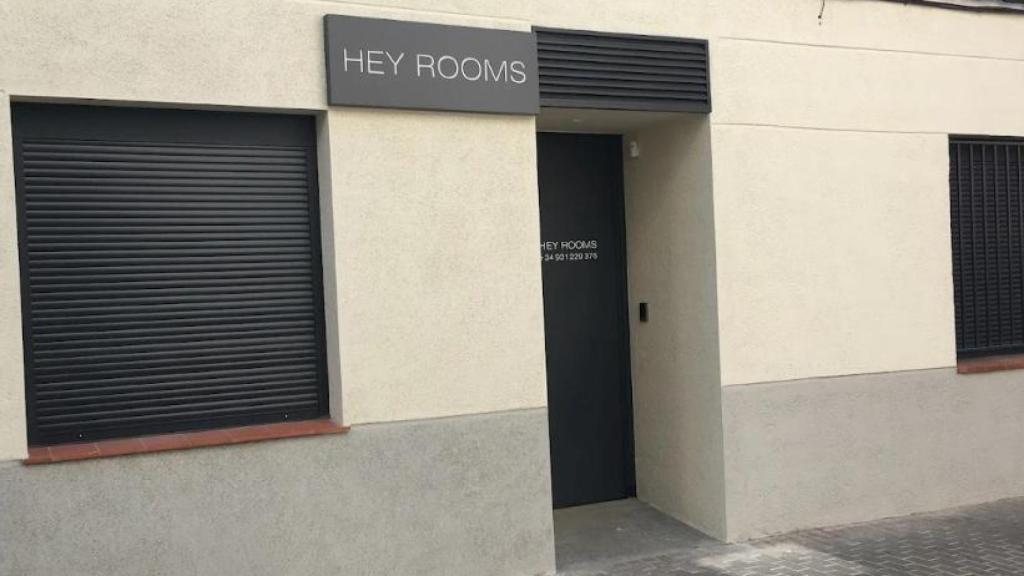 Entrada de Hey Rooms, en Cerdanyola del Vallès