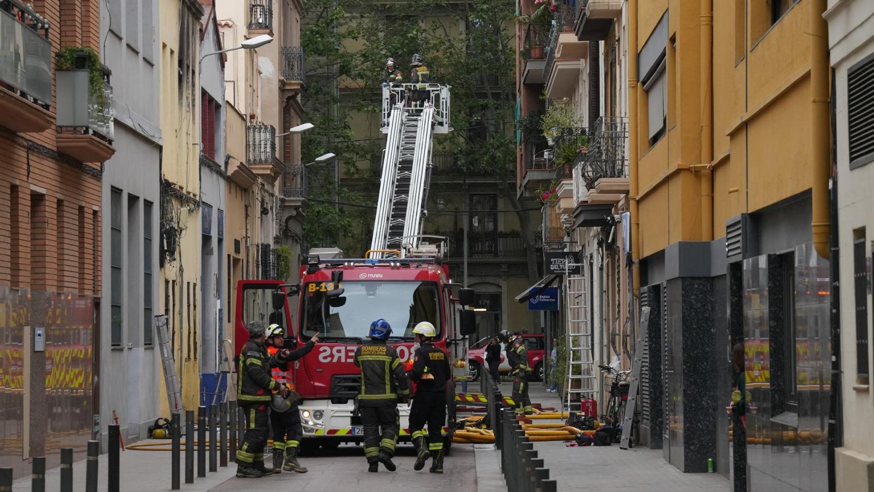 Bomberos trabajan en el edificio donde se ha producido la explosión