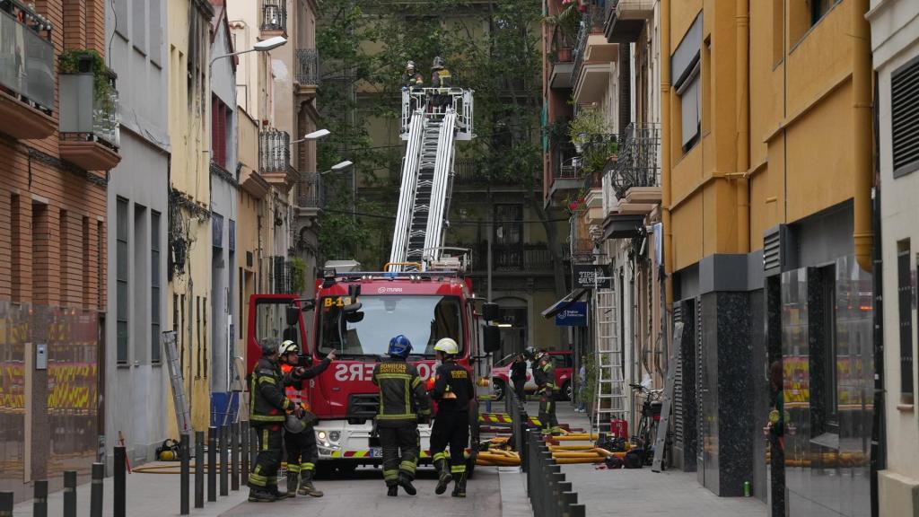 Bomberos trabajan en el edificio donde se ha producido la explosión