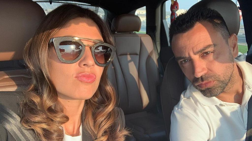 Xavi Hernández junto a su mujer Núria Cunillera