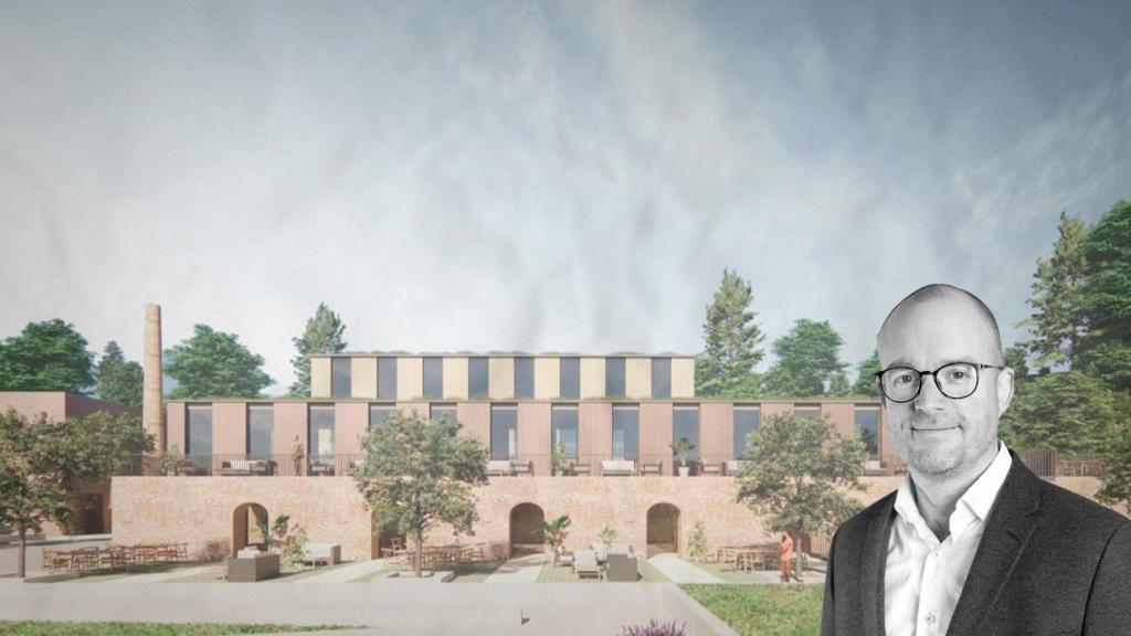 El empresario sueco Johan Aspehof junto con un render del futuro macrocomplejo de pádel en Viladecans