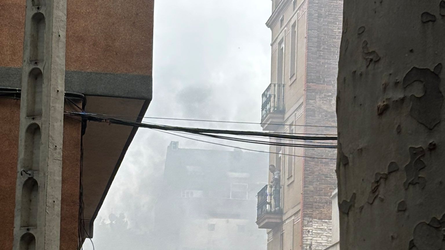 Imagen de los bomberos en Poblenou por la explosión de una bombona de butano