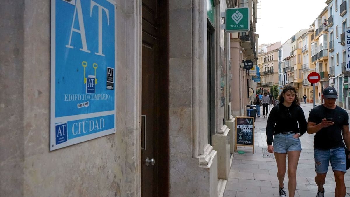 Vista de uno de los carteles de apartamentos turísticos. (EFE/María Alonso)