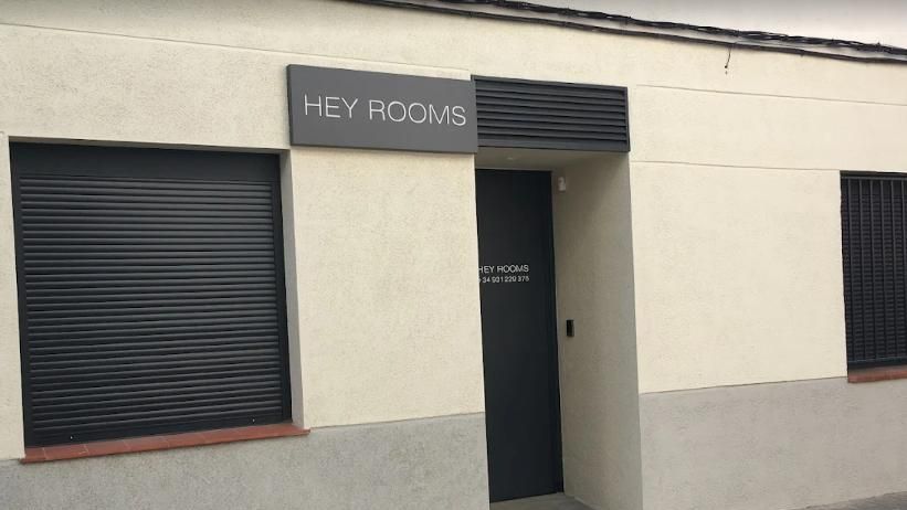 Entrada de Hey Rooms, a Cerdanyola del Vallès