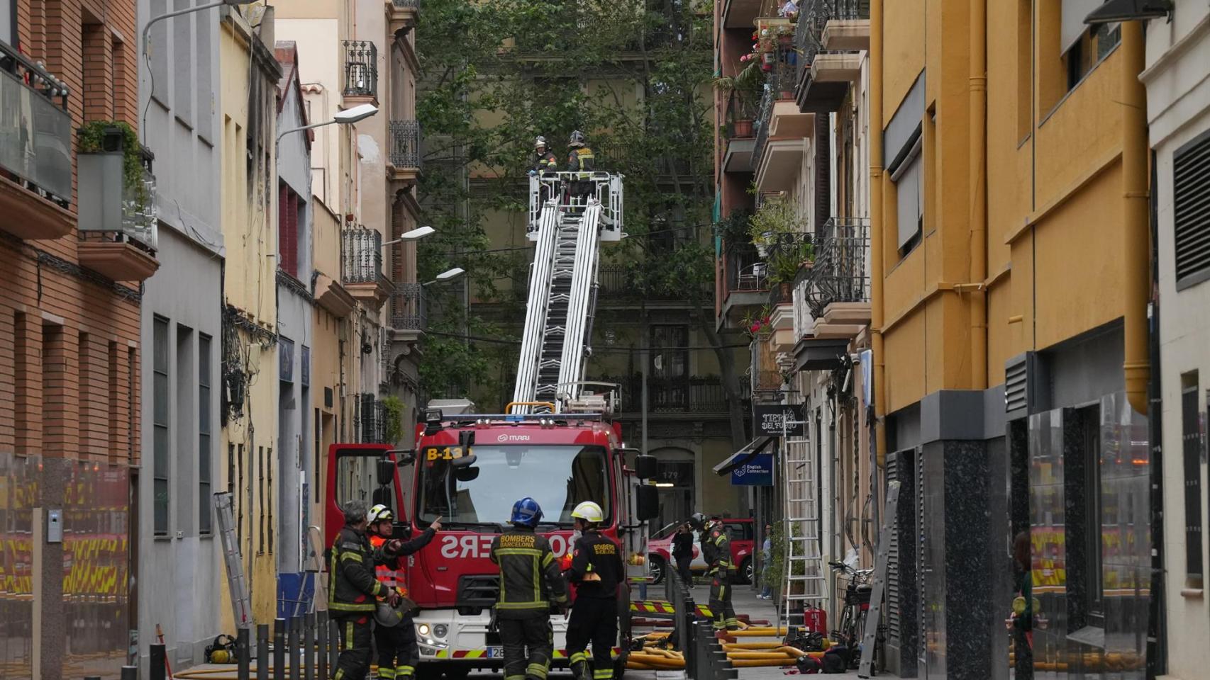 Bomberos trabajan en el edificio donde se ha producido la explosión