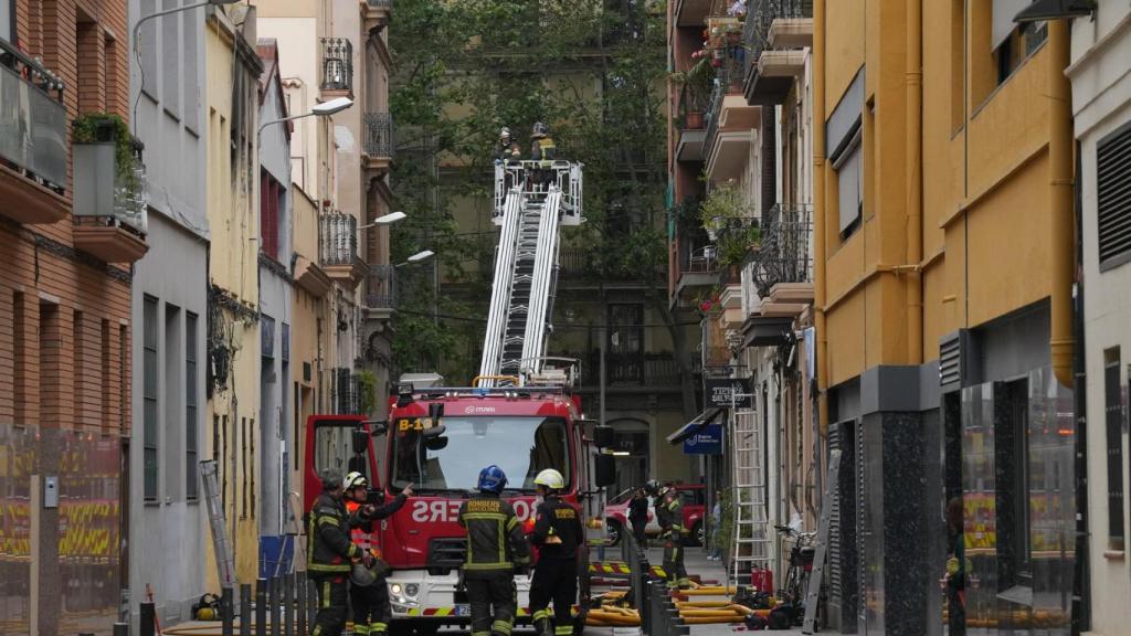 Bomberos trabajan en el edificio donde se ha producido la explosión