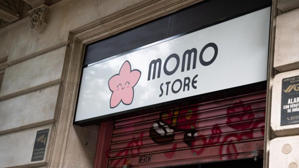 Cartel de la tienda Momo Store