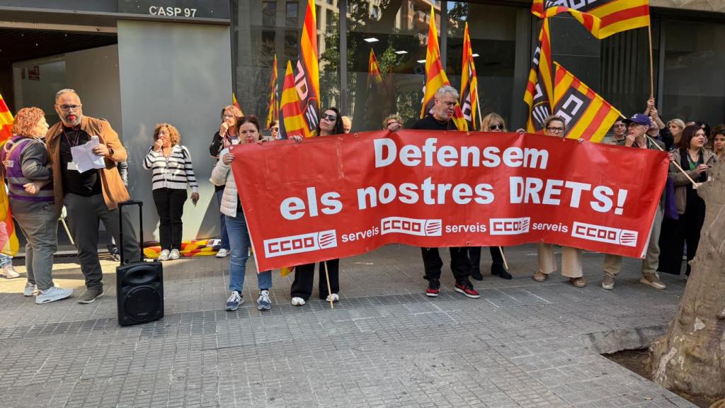 Trabajadores manifestándose en la entrada de Tecnotramit