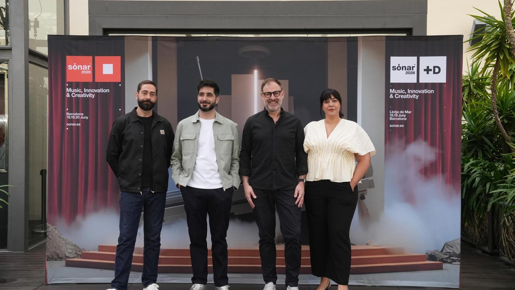El director del Sónar 2026, François Jozic (2d), el responsable de programación Christian Soares (1i) y la directora de Sónar+D Andrea Faroppa (1d), posan durante la presentación del Sónar 2026, en la Antiga Fàbrica Damm