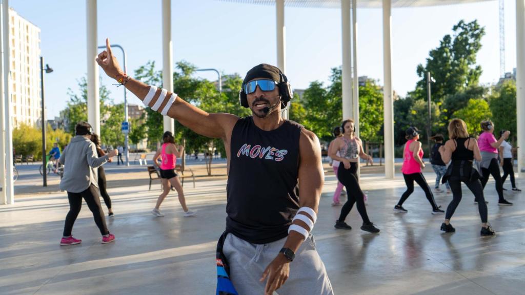 Marvin Marrugo en una de sus clases de zumba con auriculares en Glòries