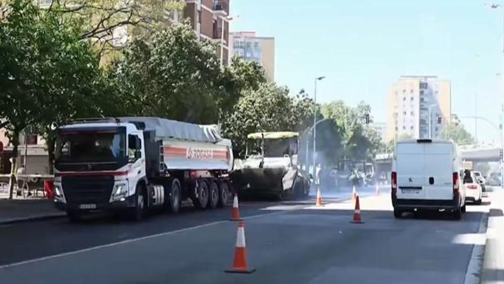 Obras de asfaltado de la avenida Alfons XIII en Badalona