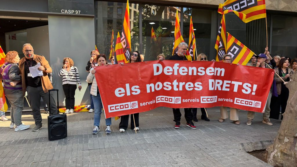 Treballadors manifestant-se a l'entrada de Tecnotramit