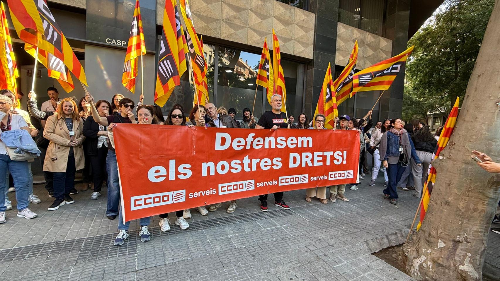 Trabajadores manifestándose en la entrada de Tecnotramit