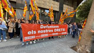 Trabajadores manifestándose en la entrada de Tecnotramit