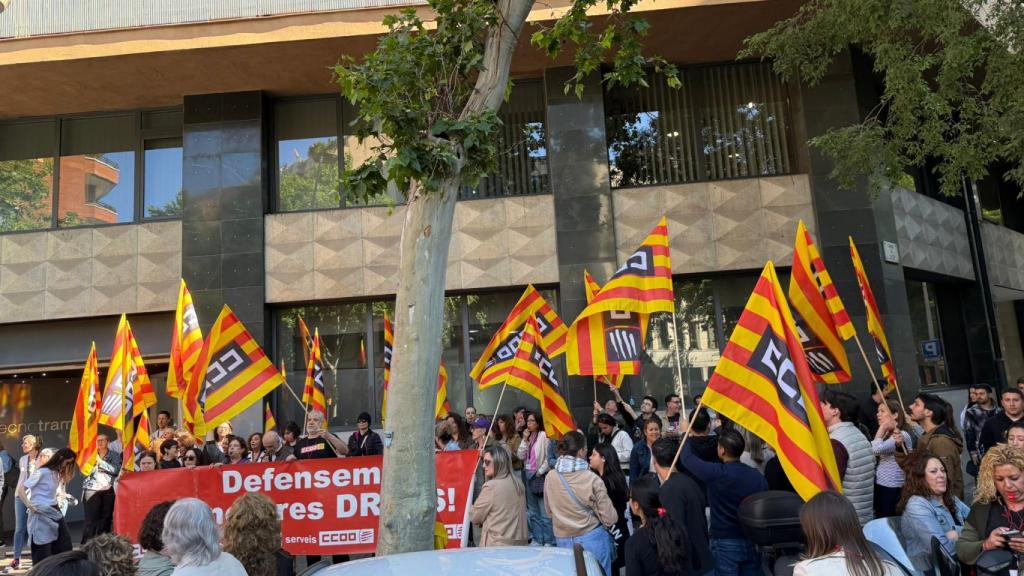 Els treballadors protesten davant la seu de Tecnotramit a Barcelona