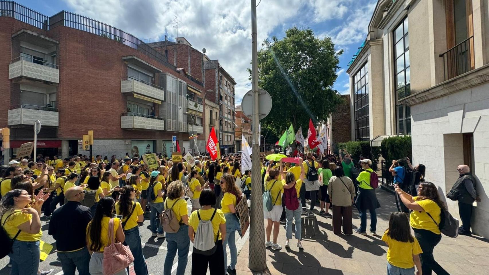 Concentración de los docentes ante los Servicios Territoriales del Baix Llobregat en Sant Feliu de Llobregat