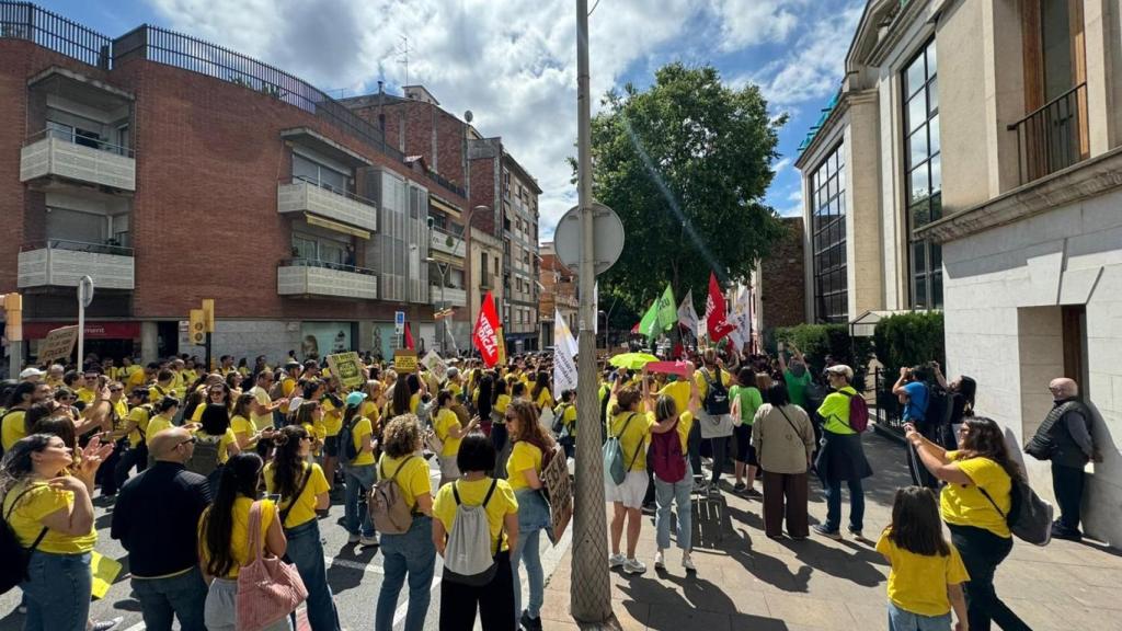 Concentración de los docentes ante los Servicios Territoriales del Baix Llobregat en Sant Feliu de Llobregat