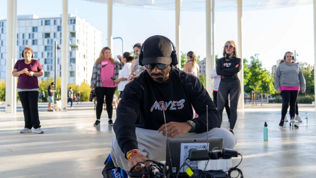 Marvin Marrugo en una de les seves classes de zumba amb auriculars a Glòries