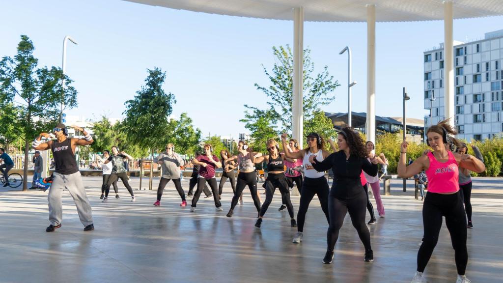 Una de les classes de zumba amb auriculars a Glòries