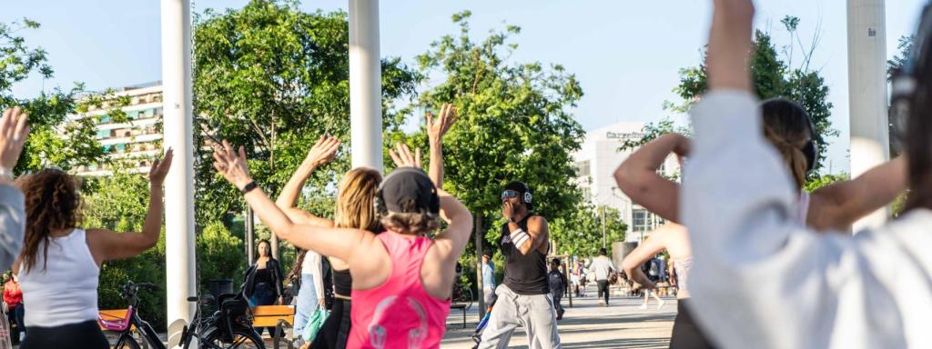 Marvin Marrugo en una de les seves classes de zumba amb auriculars a Glòries