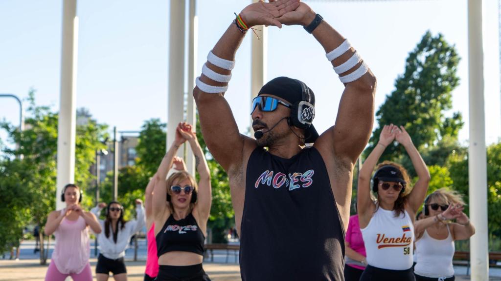 Marvin Marrugo en una de les seves classes de zumba amb auriculars a Glòries