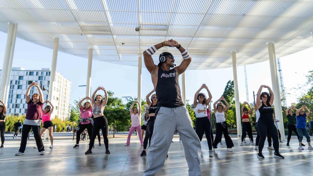 Marvin Marrugo en una de sus clases de zumba con auriculares 