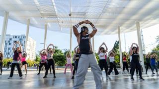 Auriculars, música i exercici: el fenomen que transforma el Parc de les Glòries