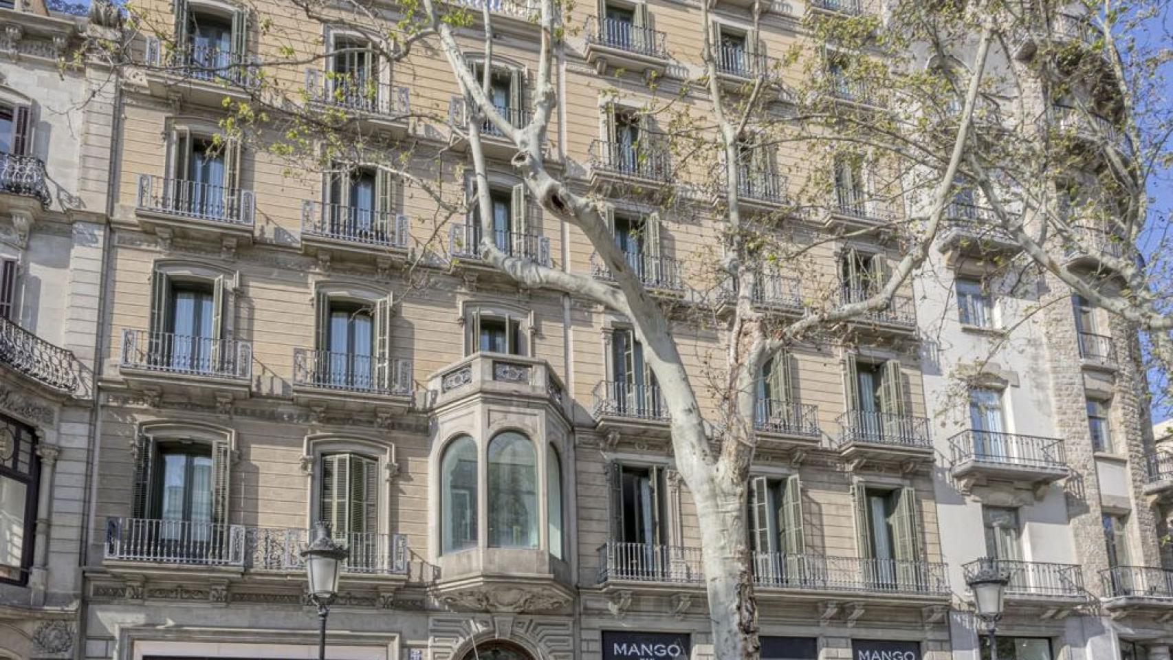 Fachada del hotel en pleno paseo de Gràcia de Barcelona