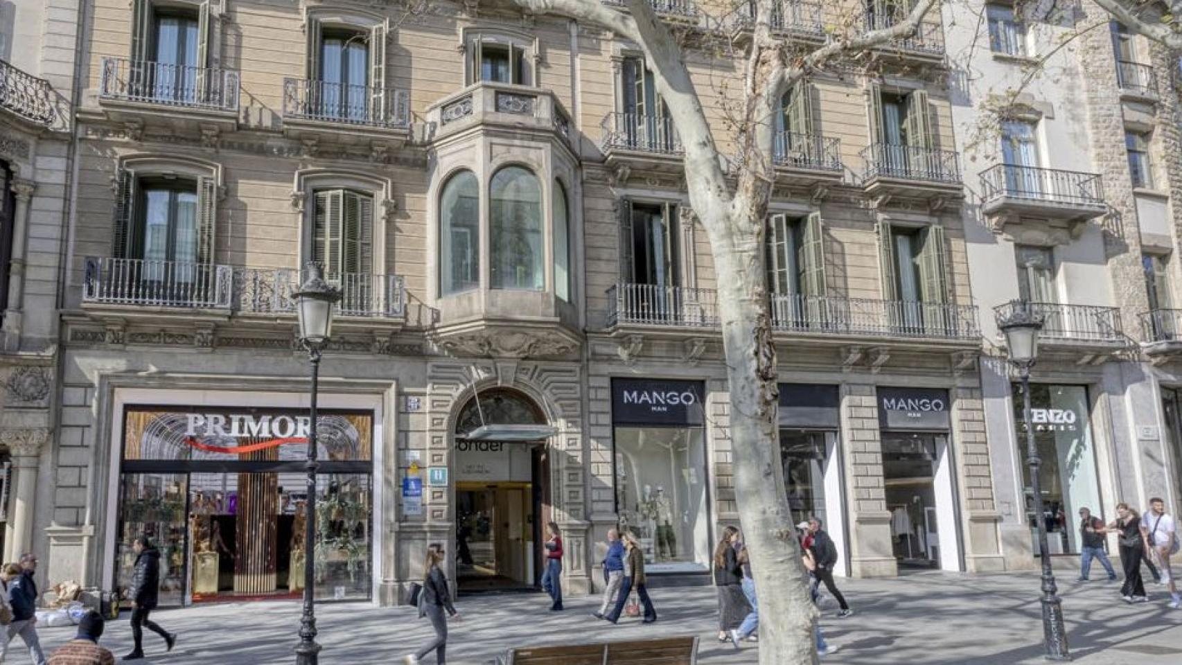 Fachada del hotel en pleno paseo de Gràcia de Barcelona