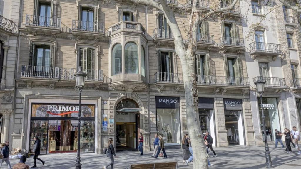 Fachada del hotel en pleno paseo de Gràcia de Barcelona