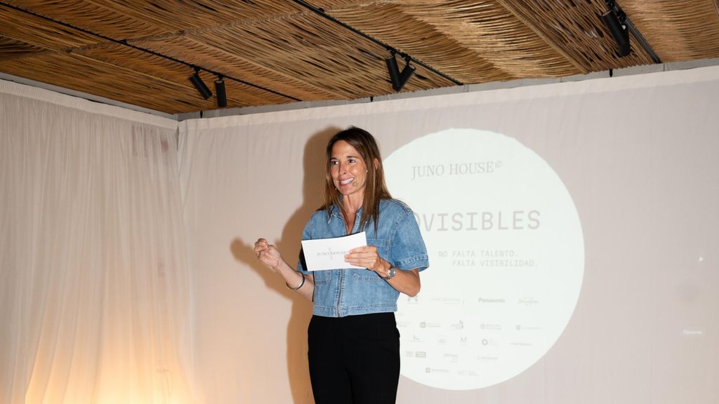 Beatriz de Vicente, CEO de Juno House, durant la presentació de (In)visibles