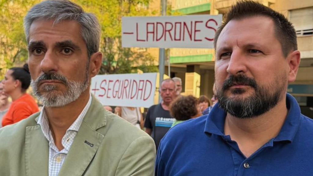 Gonzalo de Oro, líder de Vox a Barcelona, al costat de Miguel Martínez, conseller de districte de la formació a Sants-Montjuïc