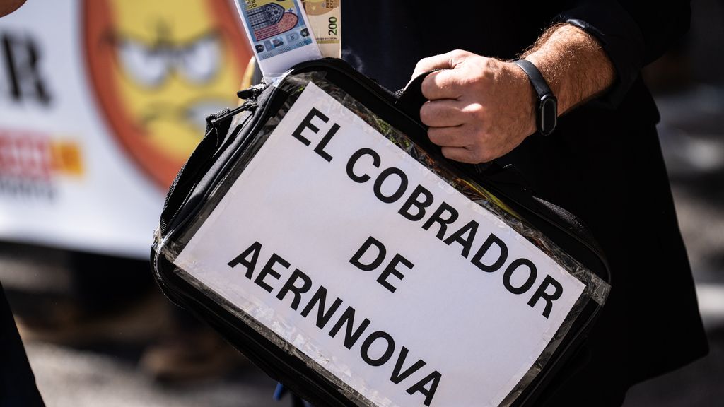 Manifestació dels treballadors de Serra Soldadura davant la Delegació del Govern