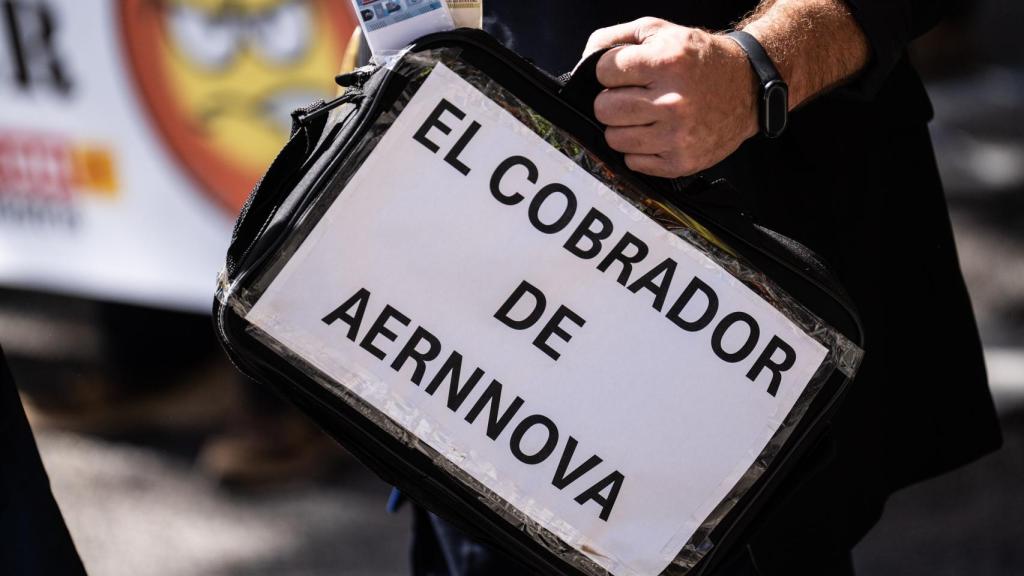 Manifestación de los trabajadores de Serra Soldadura frente a la Delegación del Gobierno