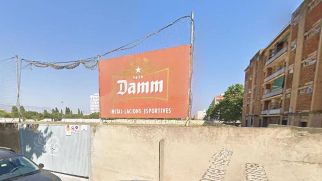 Entrada del antiguo campo de fútbol de la Damm en Nou Barris