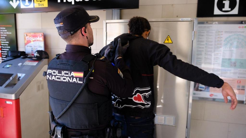 un agente de la Policía durante el operativo