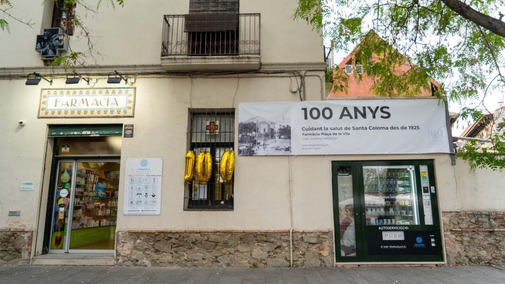 Entrada de la Farmacia Plaça de la Vila de Santa Coloma