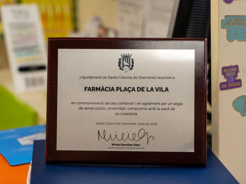 Placa conmemorativa del Ayuntamiento de Santa Coloma a la Farmacia de la Plaça de la Vila