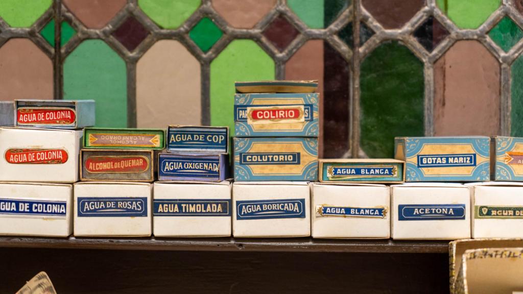 Productos antiguos de la Farmacia Plaça de la Vila de Santa Coloma