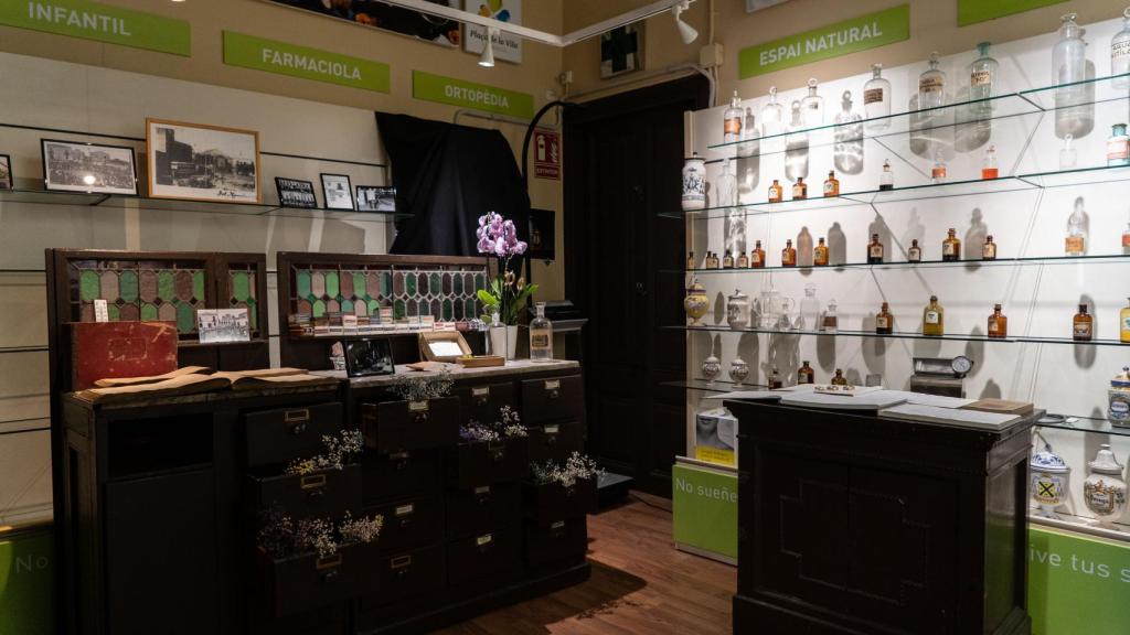Reconstrucción con productos reales de la farmacia hace 100 años, en su especial conmemorativo