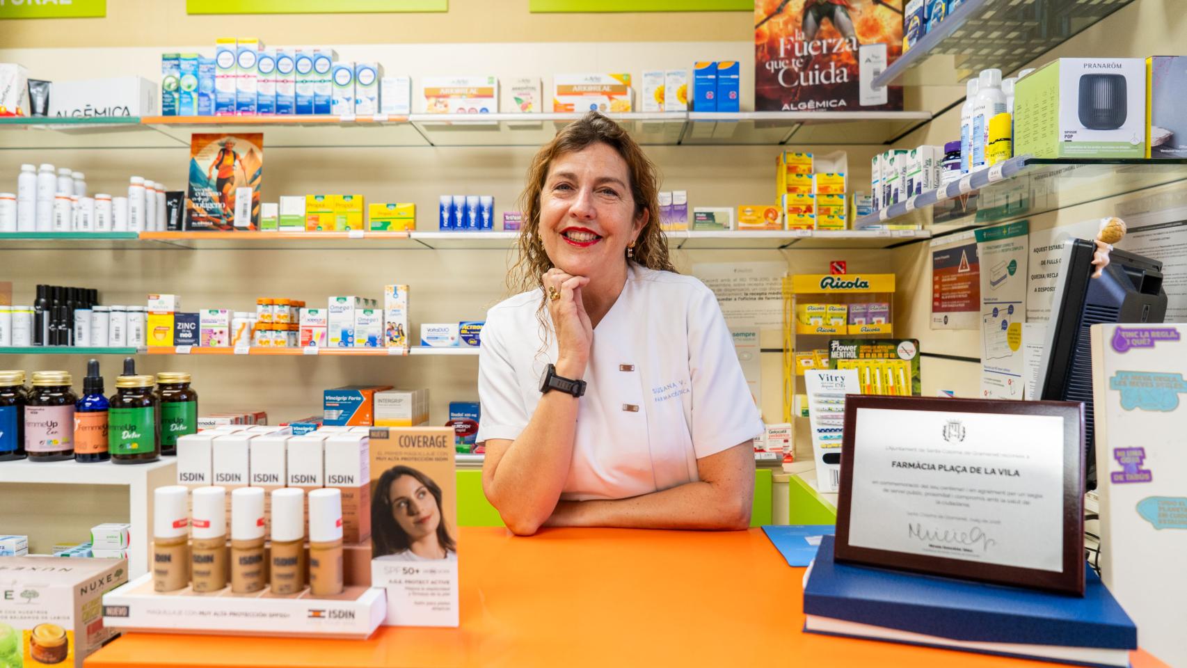 Susana Valcárcel, actual propietaria de la Farmacia Plaça de la Vila de Santa Coloma