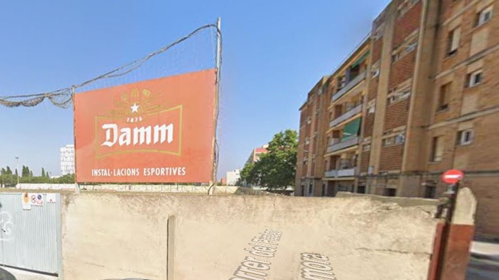 Entrada de l'antic camp de futbol de la Damm a Nou Barris
