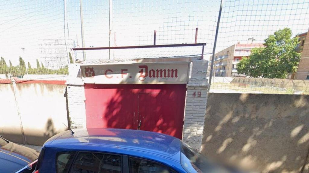 Entrada de l'antic camp de futbol de la Damm a Nou Barris