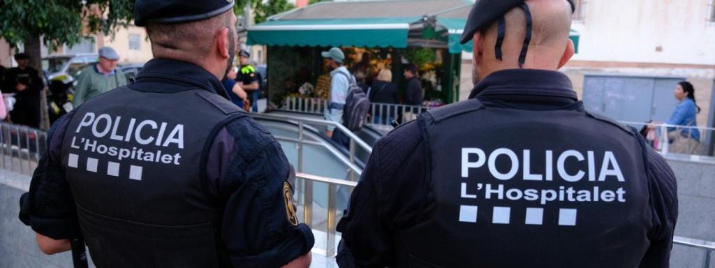 Agents de la Guàrdia Urbana de L'Hospitalet durant l'operatiu