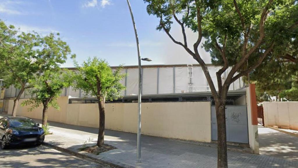 La pista poliesportiva de la Sagrera amb les lones actuals