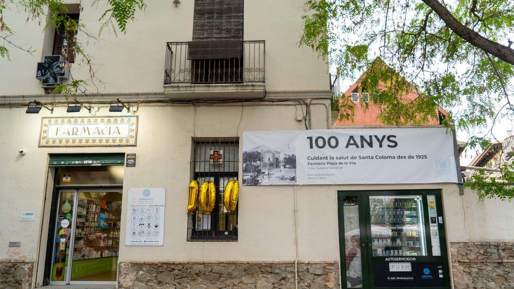 Entrada de la Farmàcia Plaça de la Vila de Santa Coloma