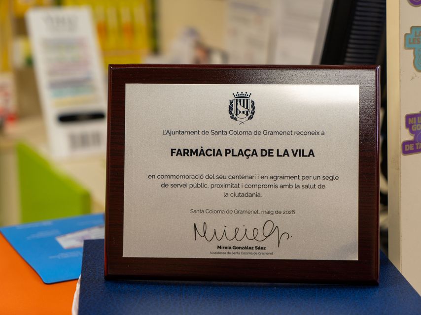 Placa commemorativa de l'Ajuntament de Santa Coloma a la Farmàcia de la Plaça de la Vila