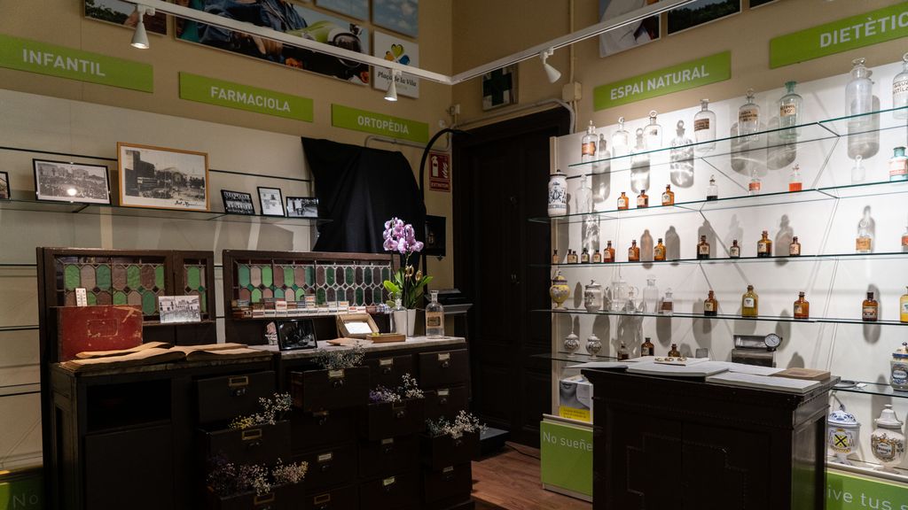 Reconstrucció amb productes reals de la farmàcia fa 100 anys, en el seu especial commemoratiu