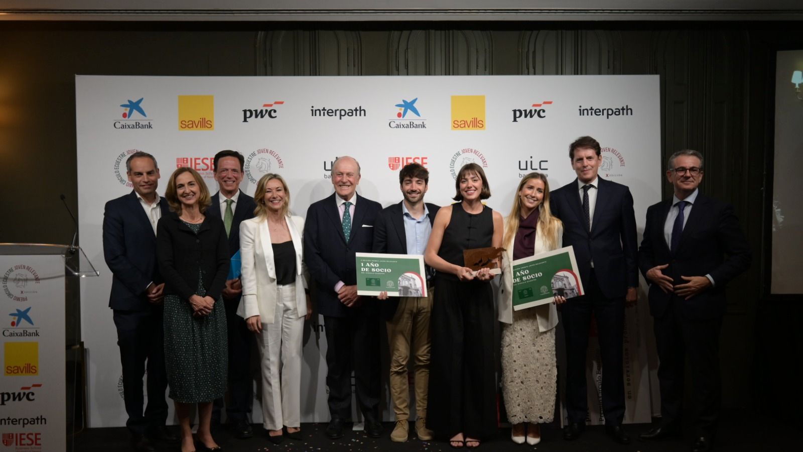 El presidente del Círculo Ecuestre, Enrique Lacalle, junto a los premiados